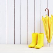 parapluie jaune et bottes de pluie jaunes