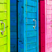 plusieurs portes de couleur