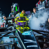 Circuit de Marina Bay Street, Singapour, 17 septembre 2023; Lewis Hamilton de Grande-Bretagne et Mercedes-AMG PETRONAS F1 Team pendant le Grand Prix de Formule 1 de Singapour