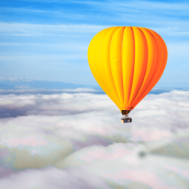 mongolfière orange au dessus des nuages | webinaire audits brevets PI Novagraaf