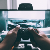 Exports gaming, image of player with device and screen