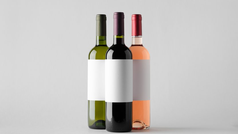 Bouteilles de vin rouge, blanc et rosé avec étiquettes vierges