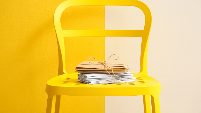 Pile de lettres attachées sur une chaise près du mur de couleur. Concept de messagerie