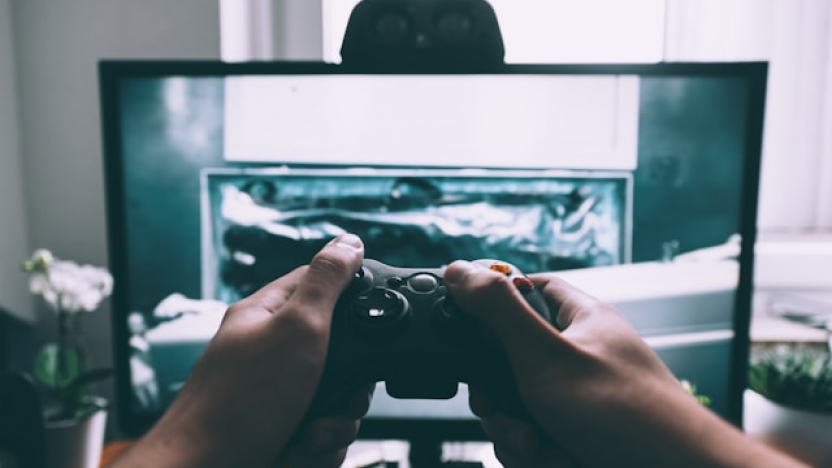 Exports gaming, image of player with device and screen